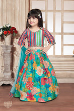 Load image into Gallery viewer, Girls Colorful 3/4 Sleeves Choli Set
