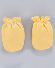 Load image into Gallery viewer, Child World Solid Colour Mittens Yellow
