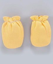 Load image into Gallery viewer, Child World Solid Colour Mittens Yellow
